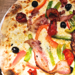 pizza lards, poivorns et olives noires